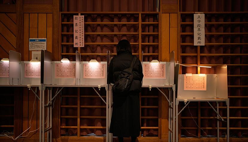 Japans gr&ouml;&szlig;te Oppositionspartei erlitt an der Wahlurne schwere Verluste.