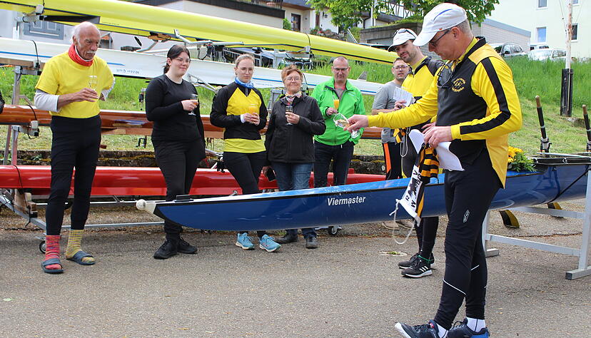 Gerhard May tauft einen Neuzugang auf den Namen Viermaster.