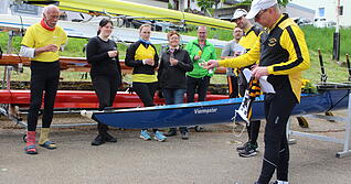 Gerhard May tauft einen Neuzugang auf den Namen Viermaster.