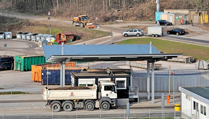 Das neue Empfangsgeb&auml;ude erm&ouml;glicht es, die ankommenden und abfahrenden Lastwagen rasch abzufertigen. Fotos: Dennis Mugler