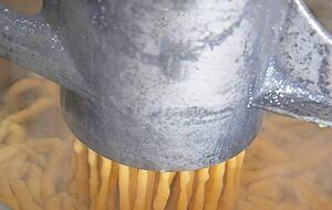 1939:  Sp&auml;tzlepresse, erfunden von Robert Kull