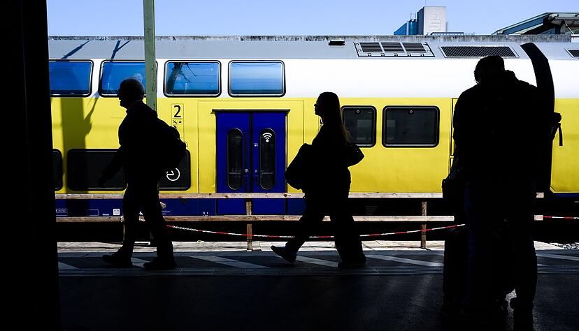 Derzeit läuft die Sonderkonferenz über die Preiserhöhung beim Deutschlandticket. Auch Experten der Region verfolgen die Diskussionen darüber genau. Foto: dpa Derzeit läuft die Sonderkonferenz über die Preiserhöhung beim Deutschlandticket. Auch Experten der Region verfolgen die Diskussionen darüber genau. Foto: dpa