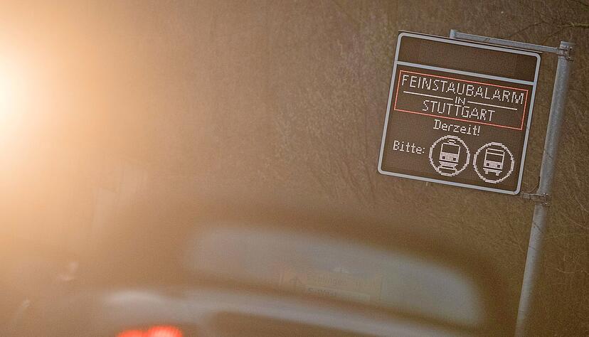 Über Variotafeln können Autofahrer in Stuttgart auf Gefahren oder Veranstaltungen hingewiesen werden. Auch über den Feinstaubalarm wurde so informiert.
Foto: dpa Über Variotafeln können Autofahrer in Stuttgart auf Gefahren oder Veranstaltungen hingewiesen werden. Auch über den Feinstaubalarm wurde so informiert.
Foto: dpa