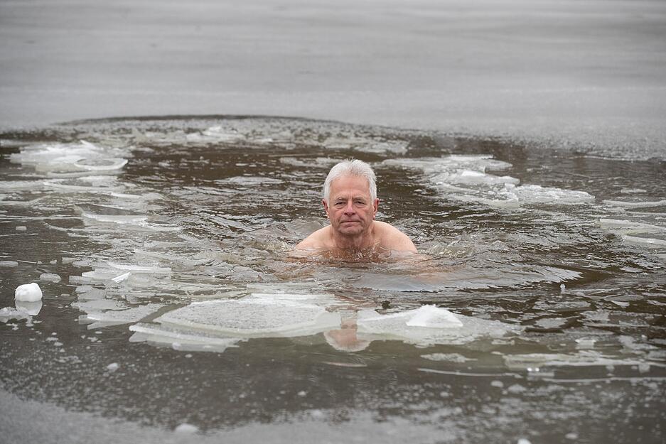 Roland Schweizer beim Eisbaden