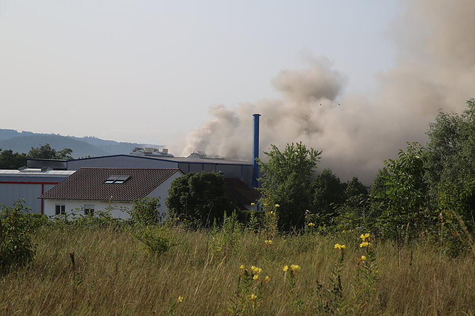 Der Brand war in einer Lagerhalle mit Haushaltselektroschrott ausgebrochen. Der Brand war in einer Lagerhalle mit Haushaltselektroschrott ausgebrochen.