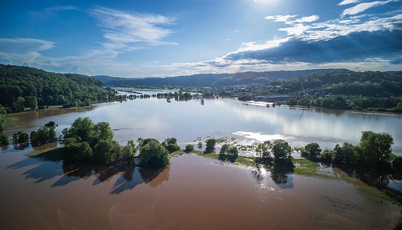 Die Blies, ein knapp 100 km langer Nebenfluss der Saar, hat sich in Folge des Hochwassers zu einer Seenplatte ausgeweitet. Die Blies, ein knapp 100 km langer Nebenfluss der Saar, hat sich in Folge des Hochwassers zu einer Seenplatte ausgeweitet.