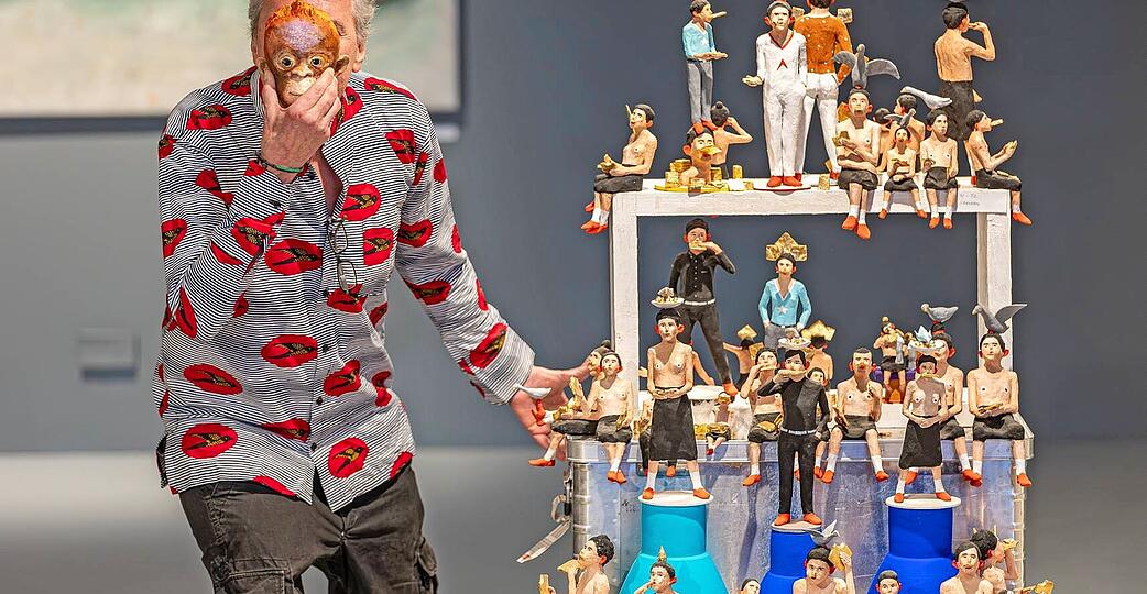 &bdquo;Scheinesser&ldquo; und andere Gestalten: Volker M&auml;rz aus Berlin macht den Affen f&uuml;r Heilbronn zur Er&ouml;ffnung der Ausstellung &bdquo;Die Stille leben&ldquo; auf der Inselspitze.