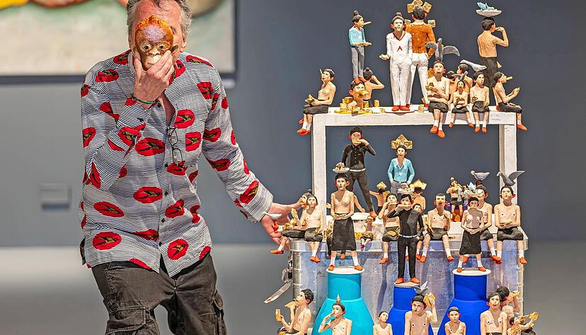 &bdquo;Scheinesser&ldquo; und andere Gestalten: Volker M&auml;rz aus Berlin macht den Affen f&uuml;r Heilbronn zur Er&ouml;ffnung der Ausstellung &bdquo;Die Stille leben&ldquo; auf der Inselspitze.