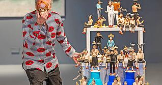 &bdquo;Scheinesser&ldquo; und andere Gestalten: Volker M&auml;rz aus Berlin macht den Affen f&uuml;r Heilbronn zur Er&ouml;ffnung der Ausstellung &bdquo;Die Stille leben&ldquo; auf der Inselspitze.