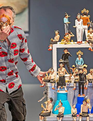 &bdquo;Scheinesser&ldquo; und andere Gestalten: Volker M&auml;rz aus Berlin macht den Affen f&uuml;r Heilbronn zur Er&ouml;ffnung der Ausstellung &bdquo;Die Stille leben&ldquo; auf der Inselspitze.