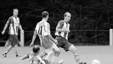 Vom E-Jugendmeister des FV Elsenz/SV Eichelberg zum Fu&szlig;ball-Profi des Zweitligisten Kickers Offenbach: Stephan Sieger (rechts) hat sich in seiner Karriere kontinuierlich weiterentwickelt. (Foto: Marc Schmerbeck)