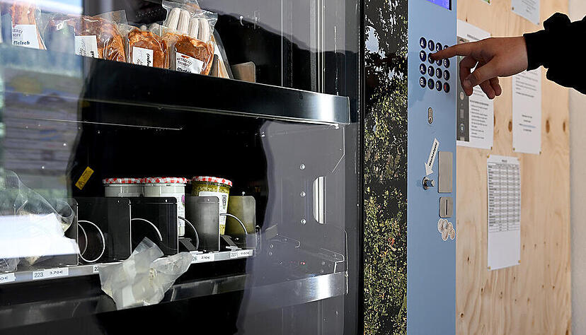 Einige Automaten werden mit landwirtschaftlichen Erzeugnissen best&uuml;ckt. In diesem finden sich unter anderem Eier, K&auml;se und Fleischwaren.