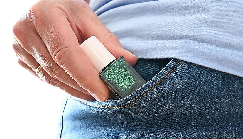 Eine Hand steckt eine Flasche mit Nagellack in eine Hosentasche (gestellte Szene). Der Schaden durch Ladendiebstahl geht in die Milliarden. (zu dpa: «Immer mehr Schaden – Wie der Handel unter Ladendieben leidet») Eine Hand steckt eine Flasche mit Nagellack in eine Hosentasche (gestellte Szene). Der Schaden durch Ladendiebstahl geht in die Milliarden. (zu dpa: «Immer mehr Schaden – Wie der Handel unter Ladendieben leidet»)