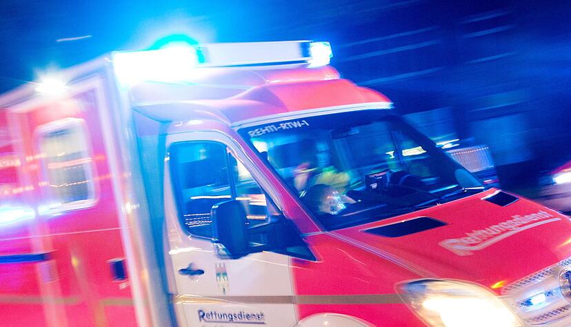 Sanit&auml;ter bringen die Fahranf&auml;ngerin in ein Krankenhaus. (Symbolbild)