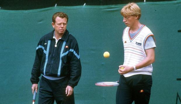 Tennislehrer Günther Bosch (Foto von 1985) beim Training mit Boris Becker. Foto: Probst