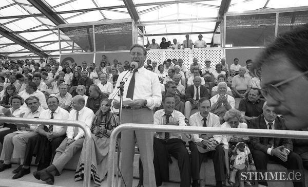 16. August 1988: Oberbürgermeister Dr. Manfred Weinmann wünscht in seiner Eröffnungsansprache dem VfR den Aufstieg in die Oberliga.
