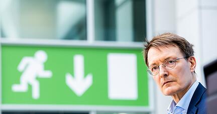 Karl Lauterbach (SPD), Bundesminister für Gesundheit, spricht bei einer Pressekonferenz.