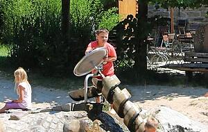 Auf dem Wasserspielplatz an der Stadtmauer ist viel Betrieb. Auf dem Wasserspielplatz an der Stadtmauer ist viel Betrieb.