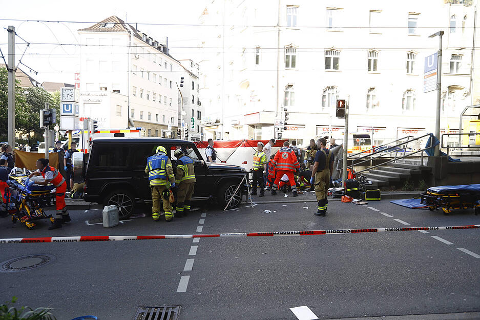 Nach bisherigen Informationen ist gegen 18 Uhr ein Fahrzeug an einer Stadtbahnhaltestelle in eine Menschenmenge gefahren.