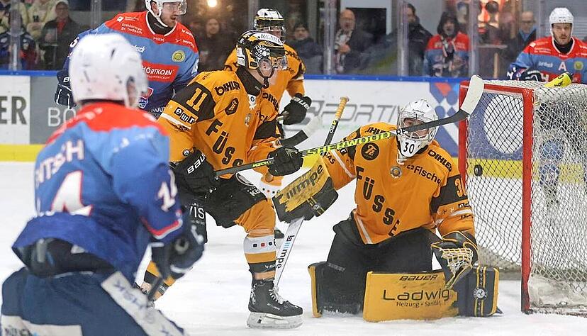 Niklas Jentsch (vorne links) erzielt das 3:0 der Heilbronner Falken beim deutlichen Sieg gegen den EV F&uuml;ssen.
Foto: Ralf Seidel
