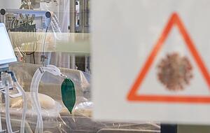 Ein Intensivbett mit Beatmungseinheit steht auf einer Corona-Station. Foto: dpa