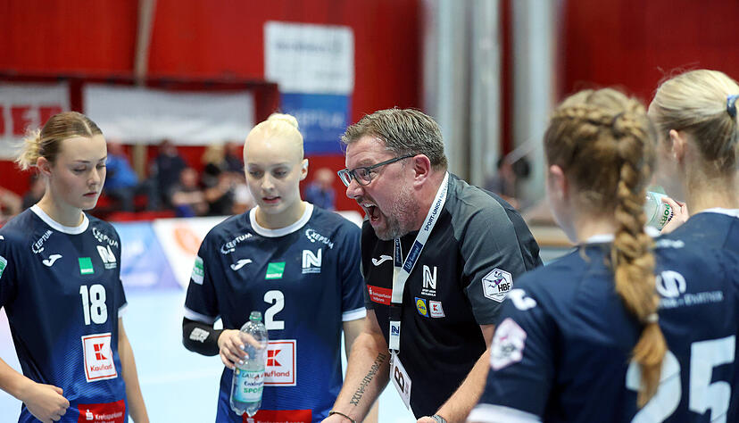 Trainer Thomas Zeitz war am vergangenen Samstag beim Spiel gegen den Thüringer HC nicht zufrieden mit seiner Mannschaft. Am Sonntag nahm er sie jedoch öffentlichkeitswirksam in Schutz. Trainer Thomas Zeitz war am vergangenen Samstag beim Spiel gegen den Thüringer HC nicht zufrieden mit seiner Mannschaft. Am Sonntag nahm er sie jedoch öffentlichkeitswirksam in Schutz.