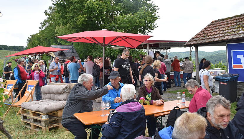 Am Stand von Ickert gibt's zum Wein den passenden Schnaps dazu - oder bei Bedarf einen Cocktail wie den "G&auml;wele-Hurricane".