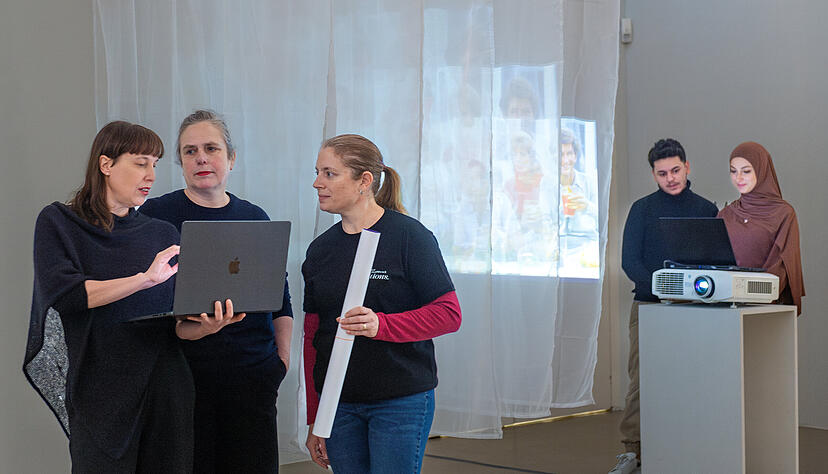 Dagmar Korintenberg, Matthia L&ouml;bke und Veronica Quandt (von links) vor der Arbeit &bdquo;Layers of Memory&ldquo;.