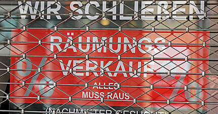 Hinter dem Rolltor eines Geschäftes hängt das Schild "Räumungsverkauf". Foto: dpa Hinter dem Rolltor eines Geschäftes hängt das Schild "Räumungsverkauf". Foto: dpa