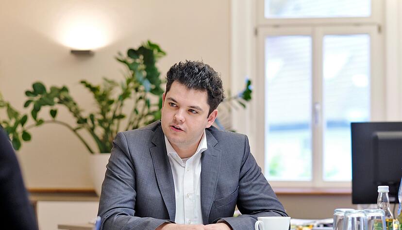 B&uuml;rgermeister Kevin Kopf &auml;u&szlig;ert sich zu den Mehrkosten der Homepage der Stadt Widdern.