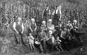 Eine Aufnahme von der Lese wohl im Jahr 1928 aus dem Fotoalbum der Heinrichs: Die Löfflers und Verwandtschaft mit Kind und Kegel bei einer Pause. Eine Aufnahme von der Lese wohl im Jahr 1928 aus dem Fotoalbum der Heinrichs: Die Löfflers und Verwandtschaft mit Kind und Kegel bei einer Pause.