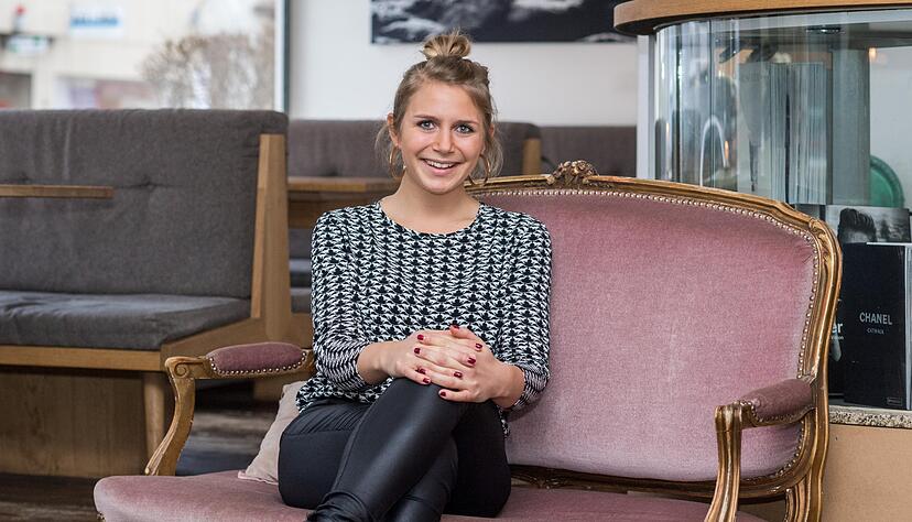 "Lieber ohne Krönchen, das ist ein bisschen unbequem", sagt Julia Böcklen, die sich ganz natürlich und ungezwungen gibt. 
Foto: Mario Berger