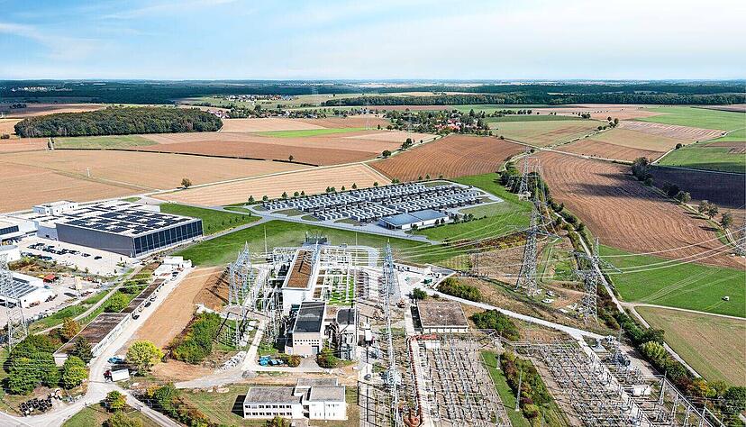 Draufsicht aus nordwestlicher Richtung: Die Anlage liegt eingebettet zwischen dem 40-Einwohner-Weiler Kubach und dem EnBW-Umspannwerk, das für sie eigens ausgebaut worden ist.
Visualisierung: Harrer Ingenieure Draufsicht aus nordwestlicher Richtung: Die Anlage liegt eingebettet zwischen dem 40-Einwohner-Weiler Kubach und dem EnBW-Umspannwerk, das für sie eigens ausgebaut worden ist.
Visualisierung: Harrer Ingenieure