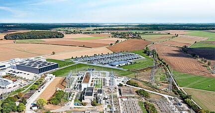 Draufsicht aus nordwestlicher Richtung: Die Anlage liegt eingebettet zwischen dem 40-Einwohner-Weiler Kubach und dem EnBW-Umspannwerk, das für sie eigens ausgebaut worden ist.
Visualisierung: Harrer Ingenieure