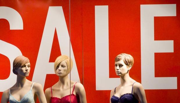 Fette Rabatte locken die Kunden derzeit in die Gesch&auml;fte.