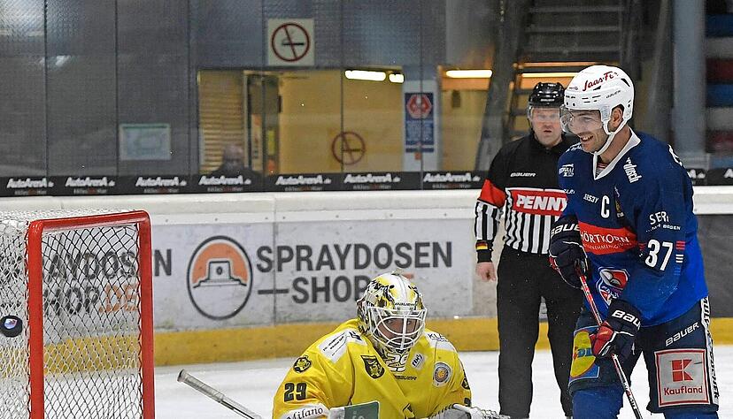Die Falken um Kapitän Freddy Cabana (rechts) hatten nicht nur am Freitag gegen Bad Tölz gut lachen, sondern ganz besonders am Sonntag beim 5:2-Triumph gegen Tabellenführer Blue Devils Weiden.
Foto: Mario Berger