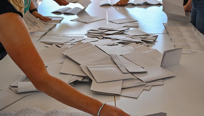 Kurz nach 18 Uhr werden die Stimmzettel aus der Wahlurne zur Europa- und Kommunalwahl ausgezählt. Kurz nach 18 Uhr werden die Stimmzettel aus der Wahlurne zur Europa- und Kommunalwahl ausgezählt.