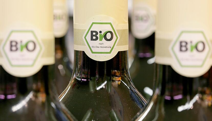 Wer es unterstützen will, dass beim Weinanbau keine chemischen Dünger oder Pestizide eingesetzt werden, greift zum Biowein.