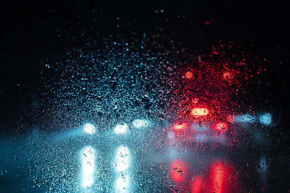 Schneeregen ist auf einer Windschutzscheibe eines Autos auf der Schwarzwaldhochstra&szlig;e zu sehen.