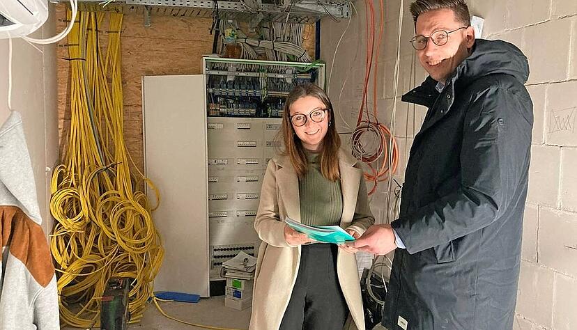 Bauamtsleiterin Lena St&uuml;rzl und B&uuml;rgermeister Felix Pontow im neuen Serverraum des alten Rathausteils. Mehrere Kilometer Kabel laufen hier zusammen.