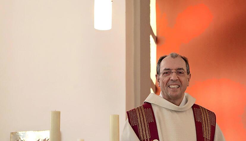 Pfarrer Bernd Panizzi in der altkatholischen Erlöserkirche zu Heidelberg. Er feierte aber auch schon in Mosbach und in Gundelsheim Gottesdienste.
Foto: Matthias Heibel