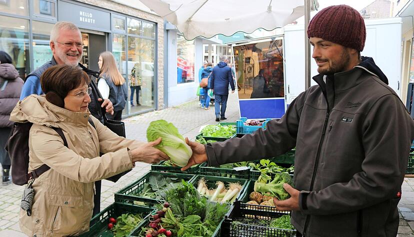 Trotz Inflation kaufen Waltraut und Meinolf Brauer weiter regionales Obst und Gemüse am Stand von Benjamin Schmelzle auf dem Öhringer Wochenmarkt.