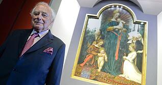 Reinhold Würth hat nach 75 Arbeitsjahren den Staffelstab an seine Enkel weitergereicht – und ist mit 90 Jahren nach wie vor die Seele des Unternehmens. Doch nicht nur das Unternehmen macht ihn aus.