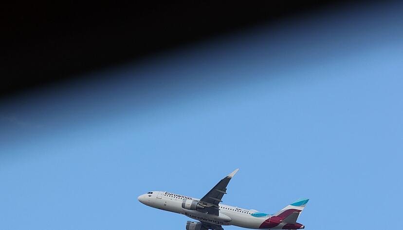 Am Mittwochabend musste ein Eurowings-Flieger kurz nach Abflug wieder zum Hamburg Airport zurückkehren. (Archivbild) Am Mittwochabend musste ein Eurowings-Flieger kurz nach Abflug wieder zum Hamburg Airport zurückkehren. (Archivbild)