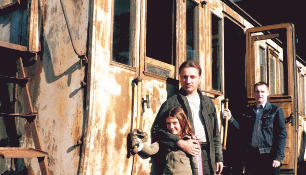 Zufallsfund: ein preu&szlig;ischer Abteilwagen von 1892. J&ouml;rg Badmann, Tochter Isabel und Oliver Sauer freuen sich &uuml;ber das neue Museumsst&uuml;ck.Foto: Friese