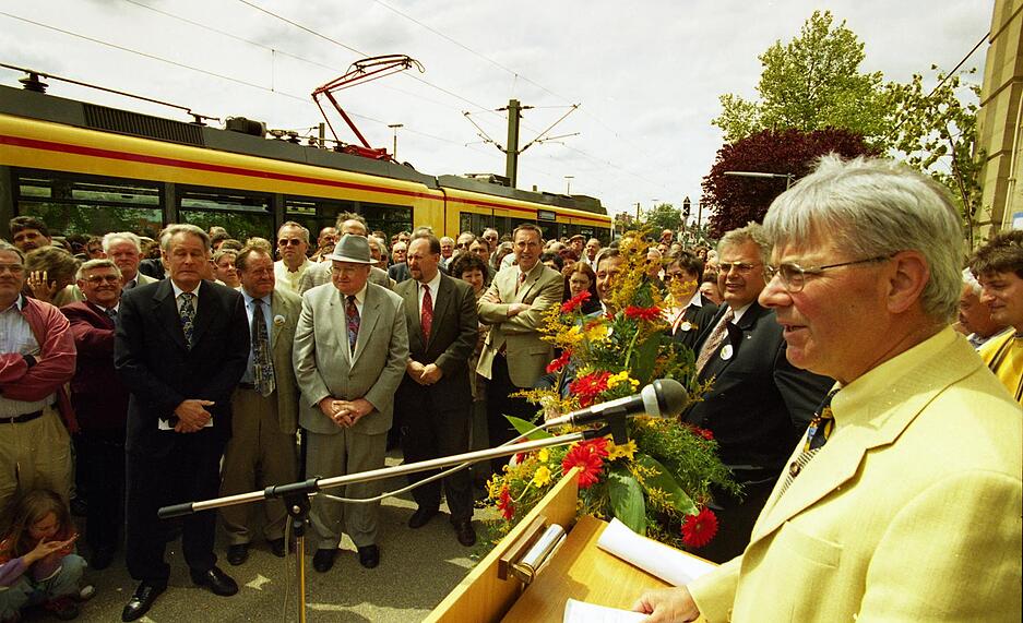 Festredner bringen die Stadtbahn in Fahrt; OB Erich Pretz freut sich über die neue Verkehrsanbindung.