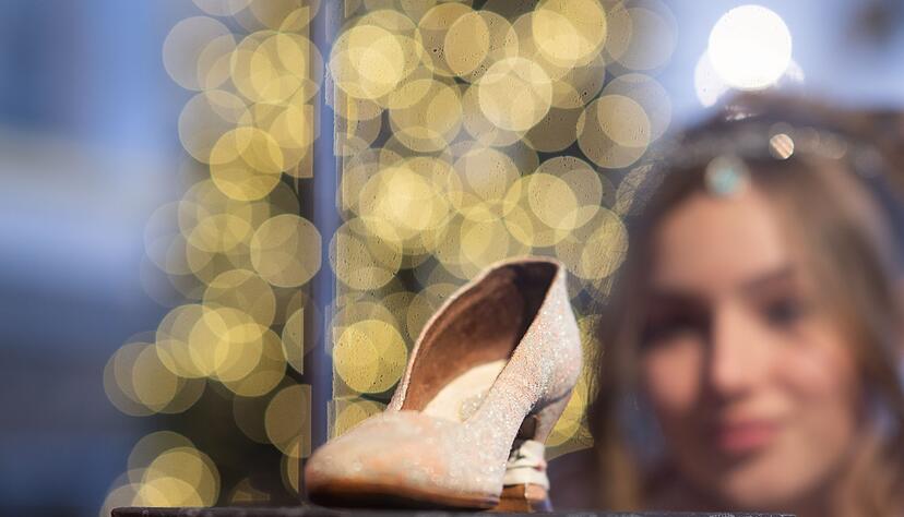 Tamara Kretschmer, Aschenbr&ouml;del des Schl&uuml;sselndes Sachsen, betrachtet im Festsaal von Schloss Moritzburg, dem einstigen Jagdschloss der Wettiner, vor der Er&ouml;ffnung der traditionellen Winterausstellung &laquo;Drei Haseln&uuml;sse f&uuml;r Aschenbr&ouml;del&raquo; zum gleichnamigen Kultfilm den originalen Tanzschuh. Die Pr&auml;sentation macht bis zum 25. Februar 2024 die Welt rund um den bekannten M&auml;rchenfilm erlebbar. (Archivbild)