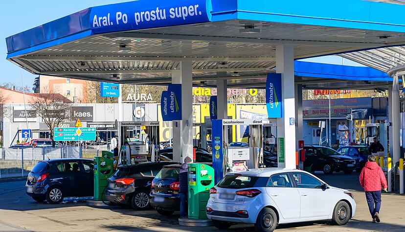 Tanken in Polen ist nach wie vor billiger als in Deutschland - doch der Preisanstieg seit Kriegsbeginn ist inzwischen weitgehend identisch. (Archivbild) Tanken in Polen ist nach wie vor billiger als in Deutschland - doch der Preisanstieg seit Kriegsbeginn ist inzwischen weitgehend identisch. (Archivbild)