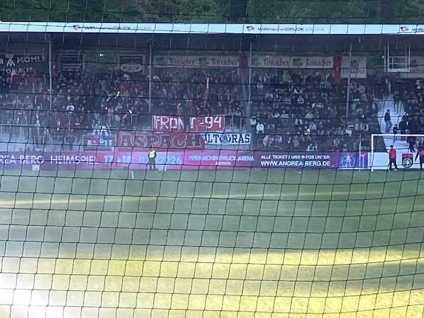 Im Heimblock waren die VfR-Ultras zun&auml;chst nicht zu sehen. An der Bande neben den Farben von Gro&szlig;aspach haben sie aber ein Banner aufgeh&auml;ngt.