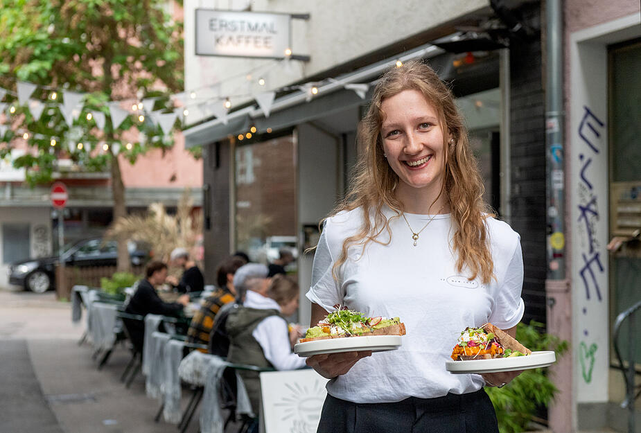 Servicekraft Nele Buchmann hat im „Erstmal Kaffee“ alle Hände voll zu tun: Wer hier am Wochenende frühstücken möchte, muss vorher einen Platz reservieren.